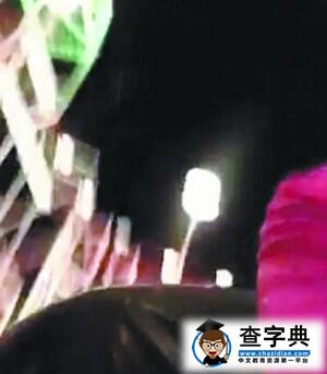     安全带滑落 男子抱儿坐完云霄飞车5